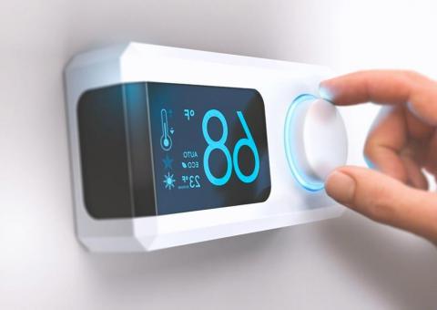 h和 dialing smart thermostat